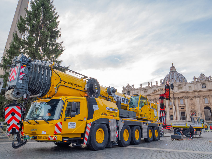 Grove GMK5250L-1 all-terrain crane installs the Vatican’s Christmas tree